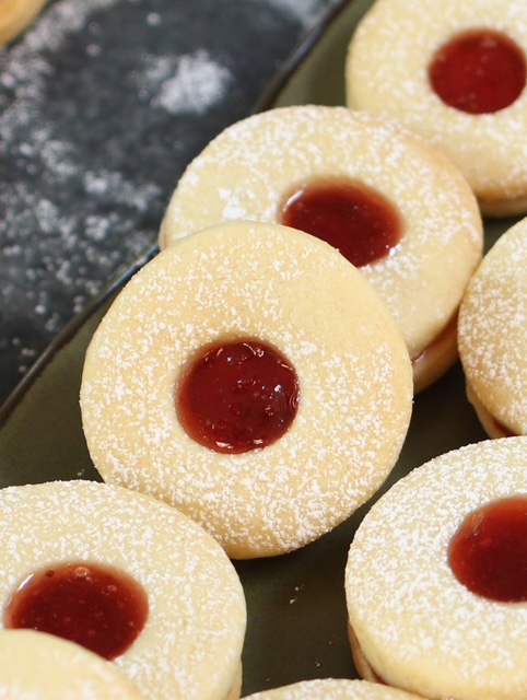 10:40am Giant Jammy Dodgers