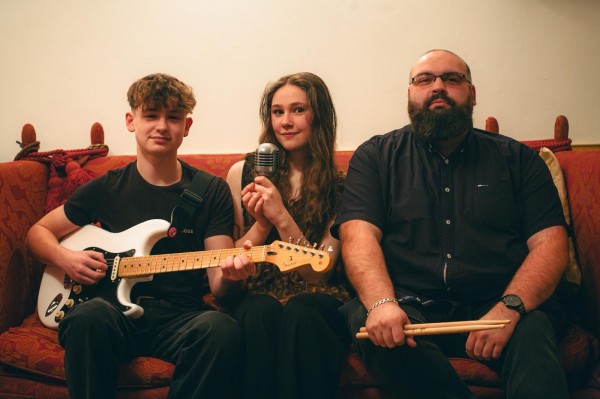 12:30pm - 1:15pm Macy O & The Silverlinks